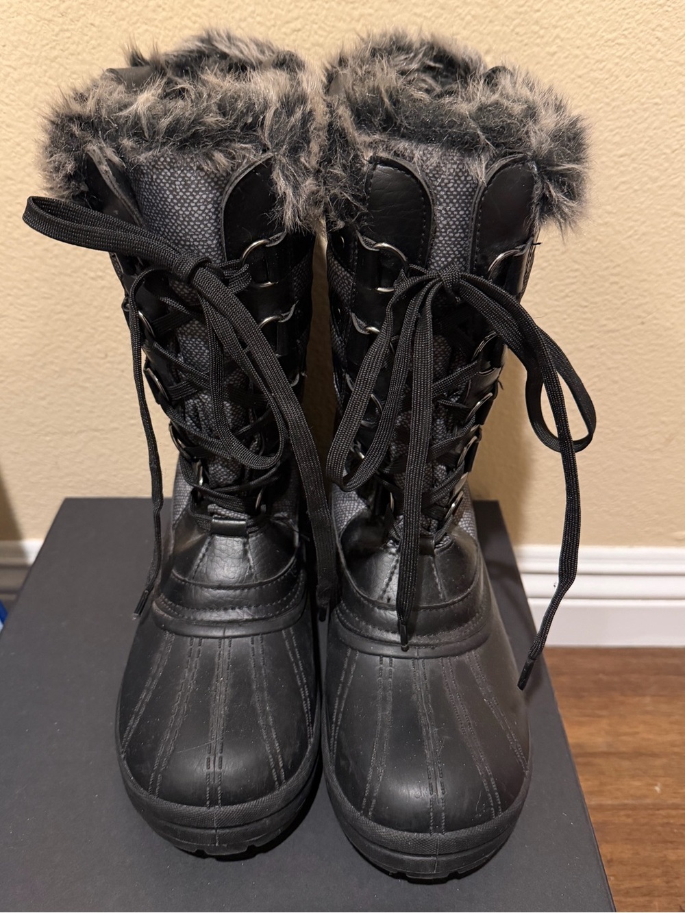 NWOT Quest Women's Powder Winter Snow Boots. size 8